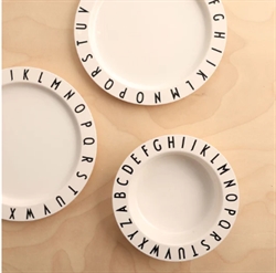 Tritan dybtallerken med alfabet fra Design Letters