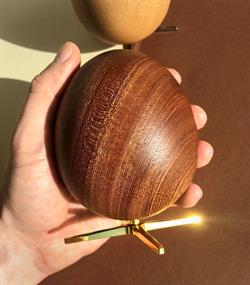 Ægget figur på fod mahognitræ - guld fod fra Brainchild