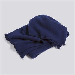 Mono plaid tæppe i ren uld Midnight blue fra HAY