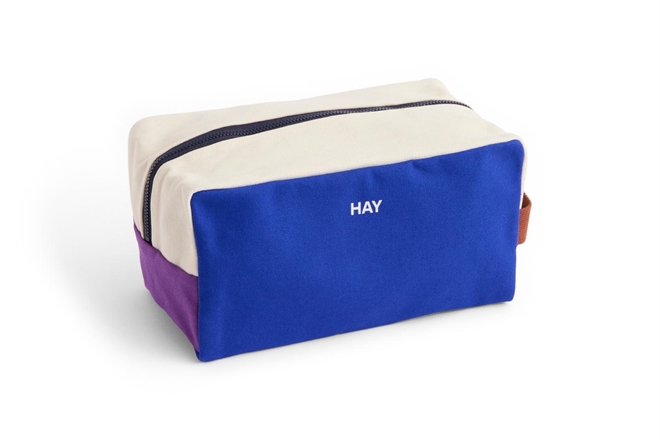 Multi Wash Bag medium - Toilettaske fra HAY electric blue