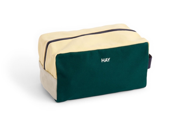 Multi Wash Bag medium - Toilettaske fra HAY dark green