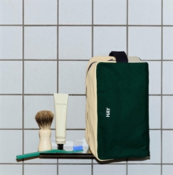 Multi Wash Bag medium - Toilettaske fra HAY dark green