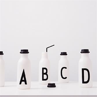 Personlig vandflaske - drikkedunk- drikkeflaske fra Design Letters med Arne Jacobsen bogstaver