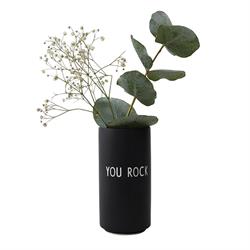 Favorit vase YOU ROCK i sort fra Design Letters