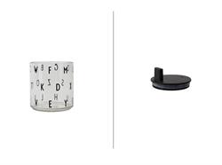 Kids drikkeglas ABC i tritan med drikketud i sort fra Design Letters