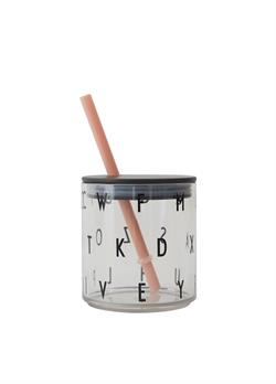 Kids drikkeglas ABC i tritan med sugerørs låg fra Design Letters