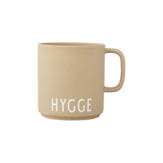 Favoritkop med hank - HYGGE i beige fra Design Letters