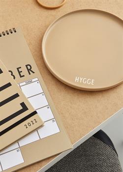 Favorit tallerken / bakke - HYGGE i beige fra Design Letters