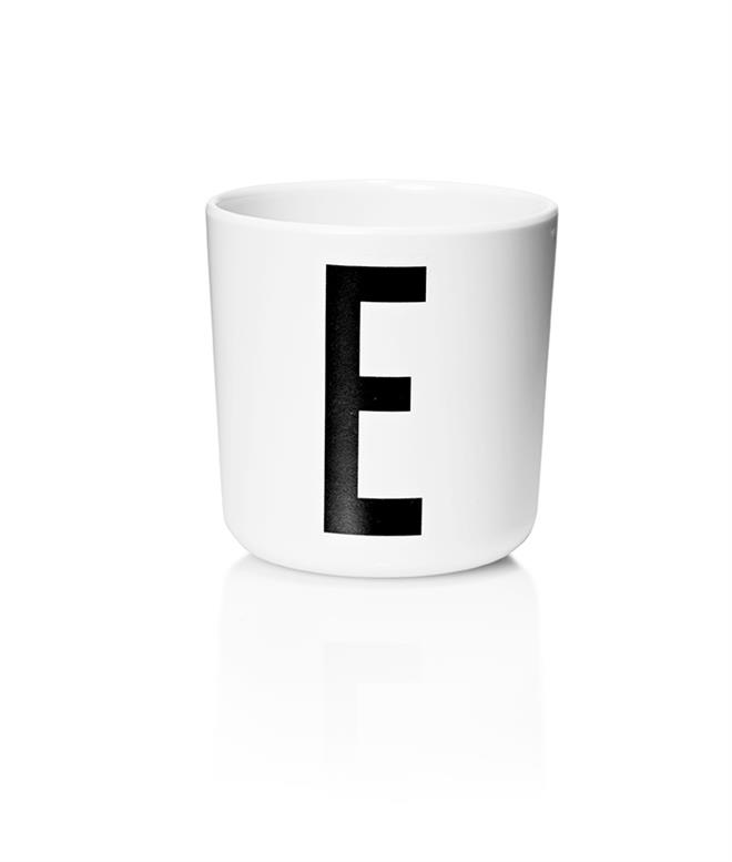 Personlig Ecozen® børnekop E med Arne Jacobsen bogstaver A til Z fra Design Letters