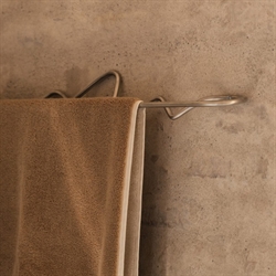 Curvature håndklædeholder i rustfri stål fra Ferm Living