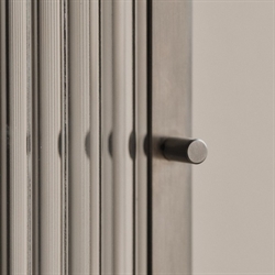 Vægskab med glaslåge i stål - Haze fra  Ferm Living