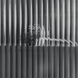 Vægskab med glaslåge i cashmere  - Haze Reeded Glass høj fra Ferm Living