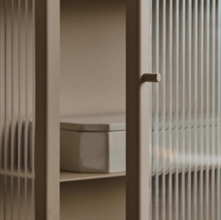 Vægskab med glaslåge i cashmere  - Haze Reeded Glass høj fra Ferm Living