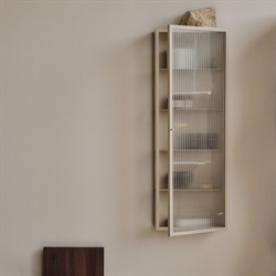 Vægskab med glaslåge i cashmere  - Haze Reeded Glass høj fra Ferm Living