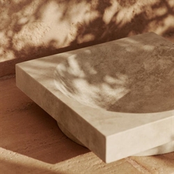 Hew centerpiece low - opsats travertine fra Ferm Living