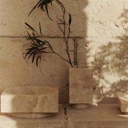 Hew vase travertine fra Ferm Living