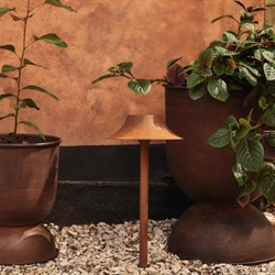 Hourglass urtepotteskjuler rust i small fra Ferm Living