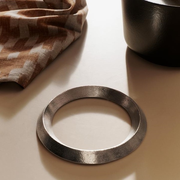 Levee bordskåner aluminium fra Ferm Living