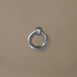 Orrith Door Knocker - dørhammer i børstet aluminium fra Ferm Living