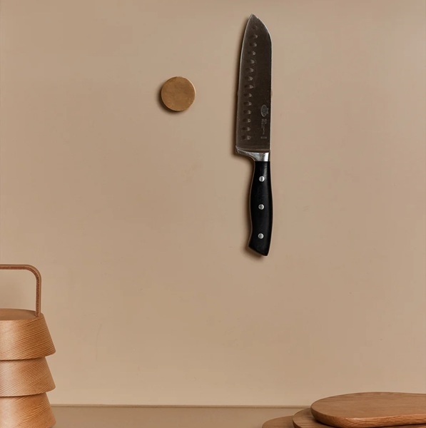 Pluto knivholder i messing fra Ferm Living