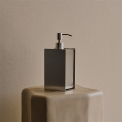 Sama sæbedispenser i rustfri stål fra Ferm Living