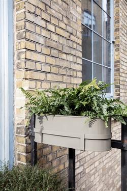 Altankasse Balcony Box i varm grå fra Ferm Living