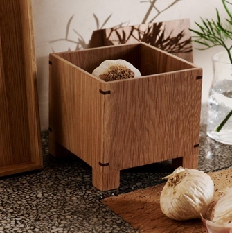 Bon garlic box - hvidløgskasse i olieret eg fra Ferm Living