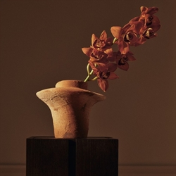 Evio vase small burnt umber H22 fra Ferm Living