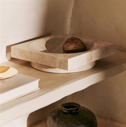 Hew centerpiece low - opsats travertine fra Ferm Living