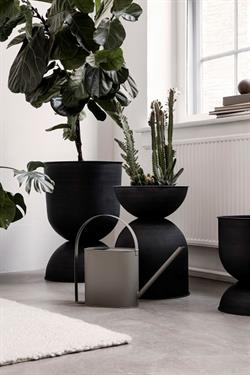 Hourglass urtepotteskjuler small i sort fra Ferm Living