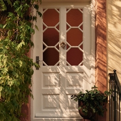 Orrith Door Knocker - dørhammer i børstet aluminium fra Ferm Living