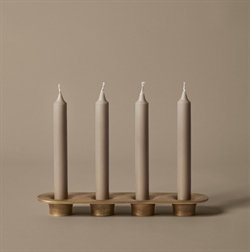 Sooth lysestage fire lys med messing finish fra Ferm Living