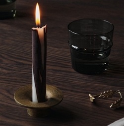 Sooth lysestage med messing finish fra Ferm Living