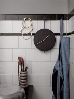 Vægur Trace i sort fra Ferm Living