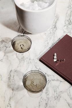 Ripple Smoke Champagneglas to stk fra Ferm Living