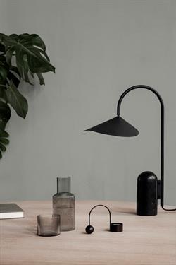 Arum bordlampe i sort fra Ferm Living