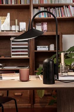 Arum bordlampe i sort fra Ferm Living