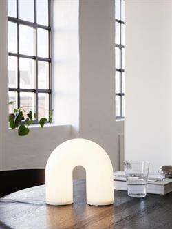 Vuelta bordlampe i hvid fra Ferm Living