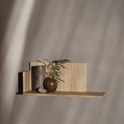 Stagger Shelf Low - hylde i eg fra Ferm Living