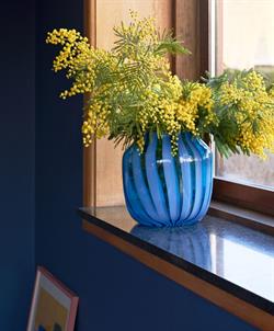 Juice vase fra HAY - blå stribet glasvase