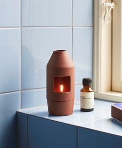 Chim Chim duft diffuser lysestage i mørk terracotta fra Hay