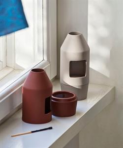 Chim Chim duft diffuser lysestage i mørk terracotta fra Hay