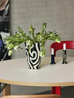 Vase designet af Jessica Hans Sowden sort/hvid  fra HAY