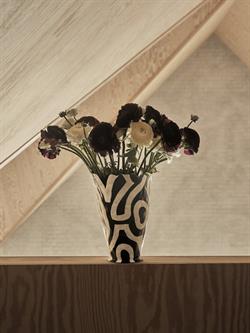 Vase designet af Jessica Hans Sowden sort/hvid  fra HAY