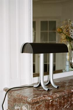 Bordlampe Anagram iron sort fra HAY