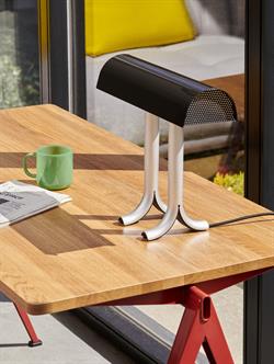 Bordlampe Anagram iron sort fra HAY