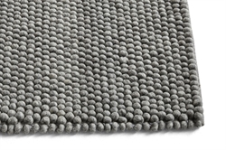 Peas gulvtæppe 170 x 240 mellem grå fra HAY