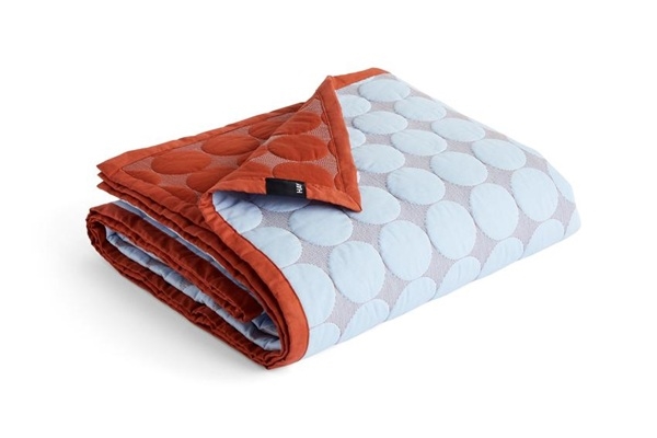 Mega Dot organic sengetæppe 235x245 fra HAY light blue