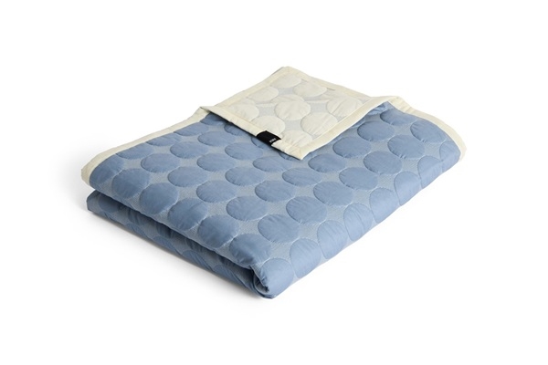 Mega Dot organic sengetæppe 195x245 fra HAY dusty blue