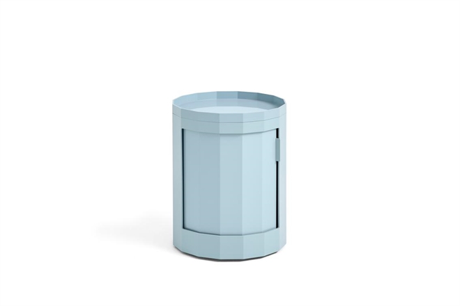 Facet Cabinet inkl. hjul lav i misty blue fra HAY